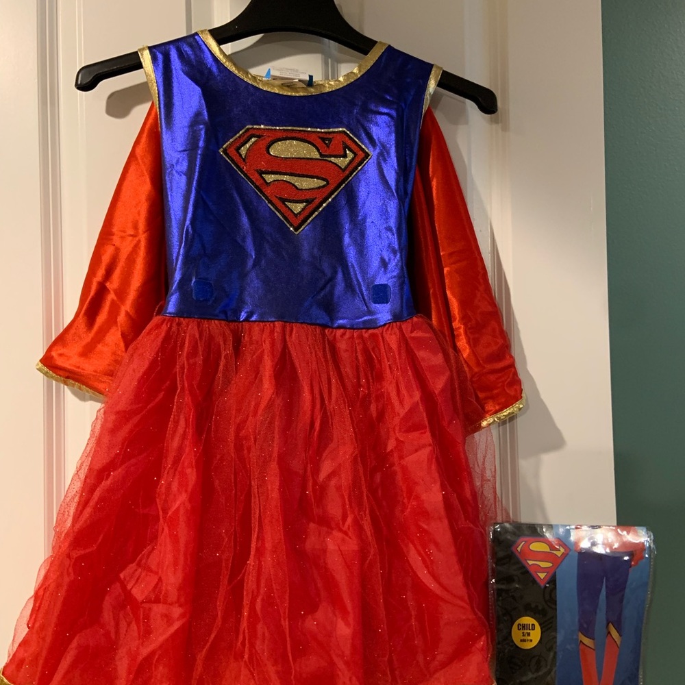 Super girl (DC) costume size med girl, incl dress cape/skirt add on (reversible)